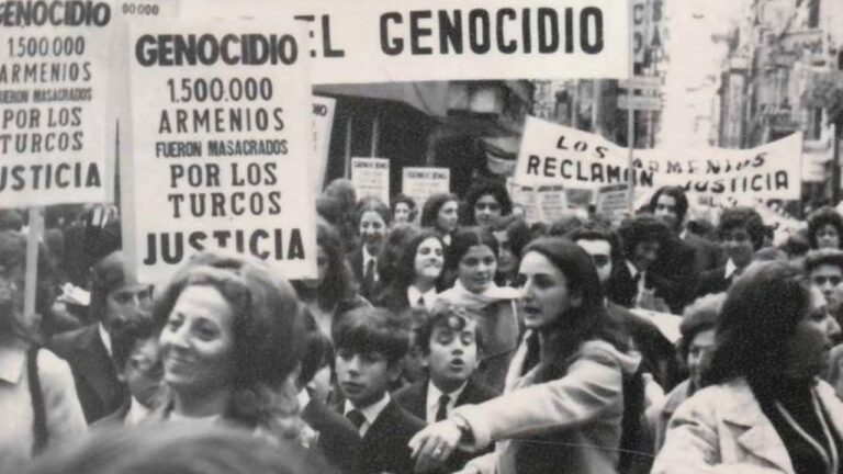 Calendario con la fecha 24 de abril y diversos íconos representativos de la historia