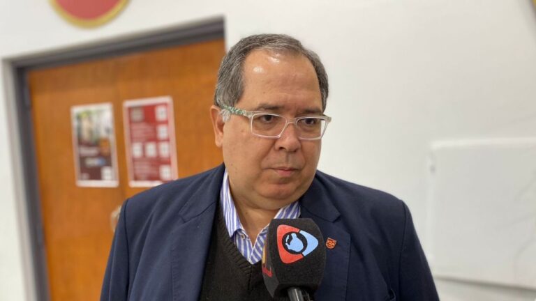 Decano Gustavo Lazarte de la Facultad de Ciencias Económicas de Catamarca durante una entrevista.