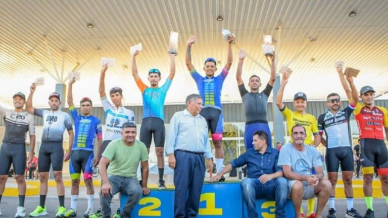 Ciclistas compitiendo en la carrera Leyendas de Chumbicha en el departamento Capayán, Catamarca.