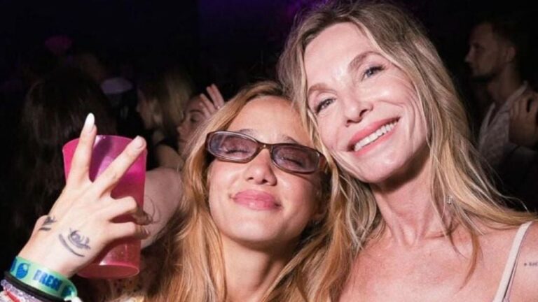 Gloria Carrá y Ángela Torres sonriendo juntas en un evento público.