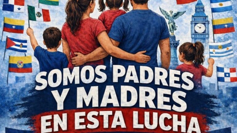 Grupo de padres y madres reunidos en Catamarca conversando sobre vínculo familiar.