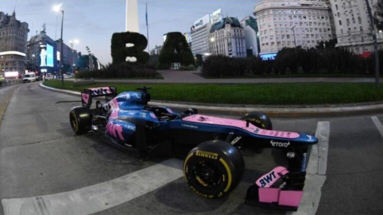 Franco Colapinto conduciendo el Lotus E20 de 2012 durante una exhibición en Buenos Aires