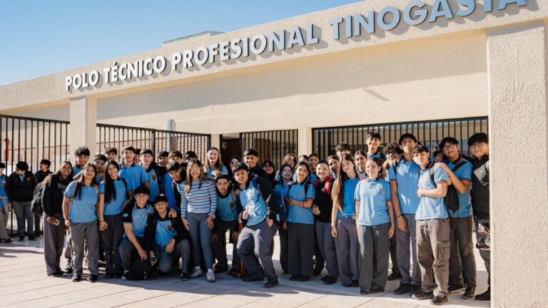 Autoridades provinciales y municipales en la inauguración del Polo Técnico Profesional de Tinogasta.