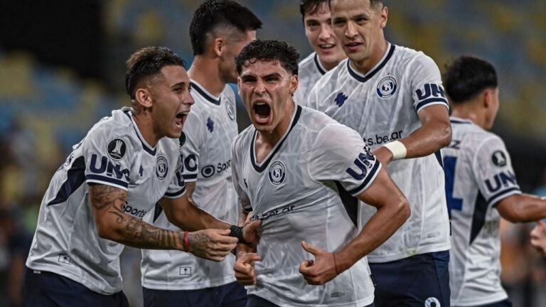 Jugadores de Independiente Rivadavia celebrando un gol en el estadio Maracaná de Río de Janeiro.