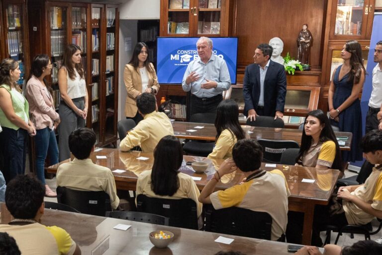 Autoridades provinciales en el primer encuentro del programa Construyendo mi futuro en la Biblioteca del Senado de Catamarca.