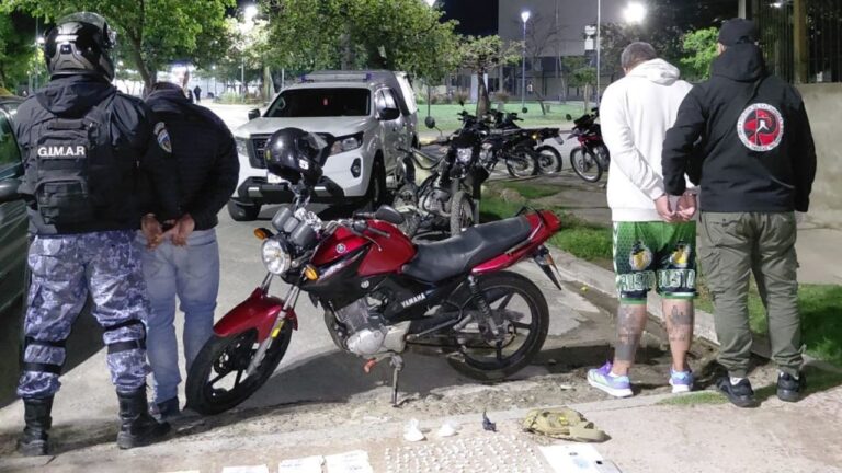 Ilustración de un operativo policial nocturno en una calle de Catamarca