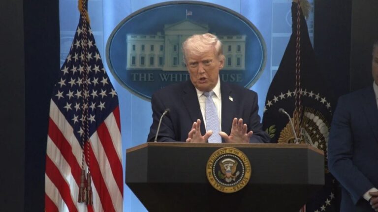 Donald Trump habla por teléfono