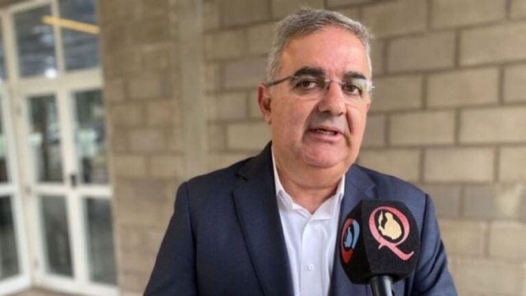 Gobernador Raúl Jalil en reunión con ministros anunciando aumento de becas