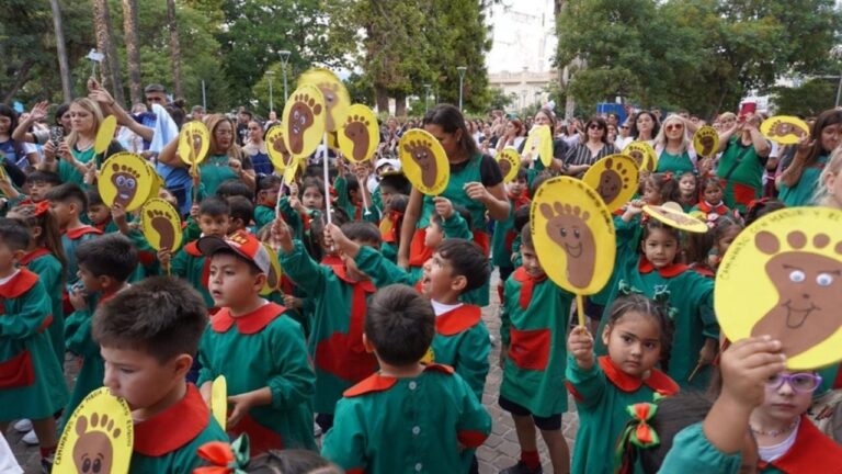 Niños y autoridades en el homenaje a la Virgen del Valle en el atrio de la Catedral Basílica de Catamarca.