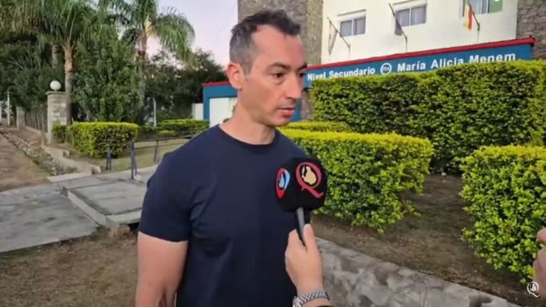 Diputado Javier Galán en las inmediaciones de un colegio de Catamarca.