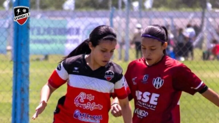 Jazmín Guzmán Ramírez, futbolista catamarqueña de 13 años, posa con su indumentaria deportiva.