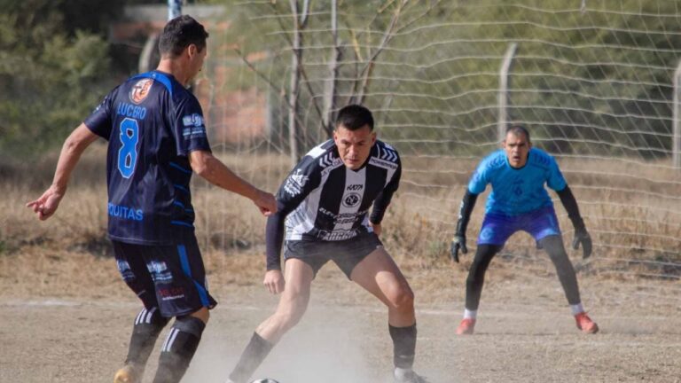 Partido de fútbol en cancha de Catamarca
