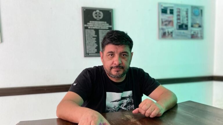 Juan Vergara, secretario general de la UTA, durante una declaración a la prensa.