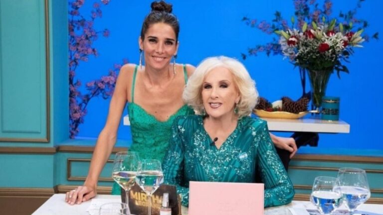 Juana Viale conduciendo 'La noche de Mirtha' en el estudio de televisión