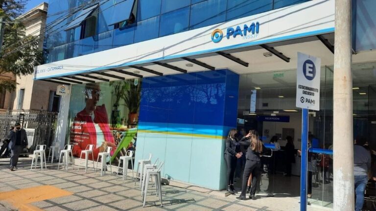 Jubilados de Catamarca conversando sobre la obra social PAMI