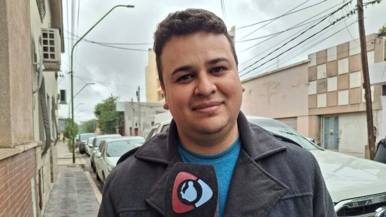 Símbolo de la justicia sobre un código de leyes