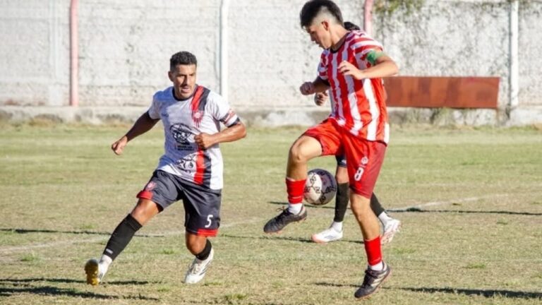 Acción de un partido de fútbol en un estadio, representando la Liga Catamarqueña.