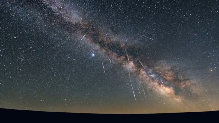 Ilustración de una lluvia de meteoros en el cielo nocturno sobre un paisaje característico de Catamarca.