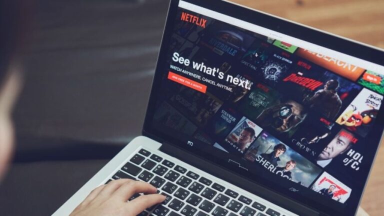 Escena de la serie Los no elegidos en Netflix con personajes en una comunidad cerrada