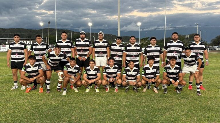 Jugadores de Los Teros celebrando un try durante el partido contra Chelcos en el Torneo Apertura de rugby.