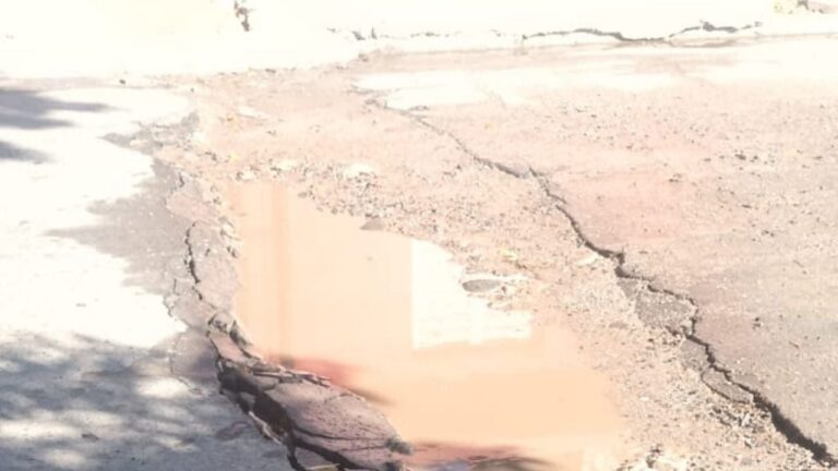 Cráter en calle Conesa y Avenida Güemes Oeste, barrio Villa Cubas, Catamarca