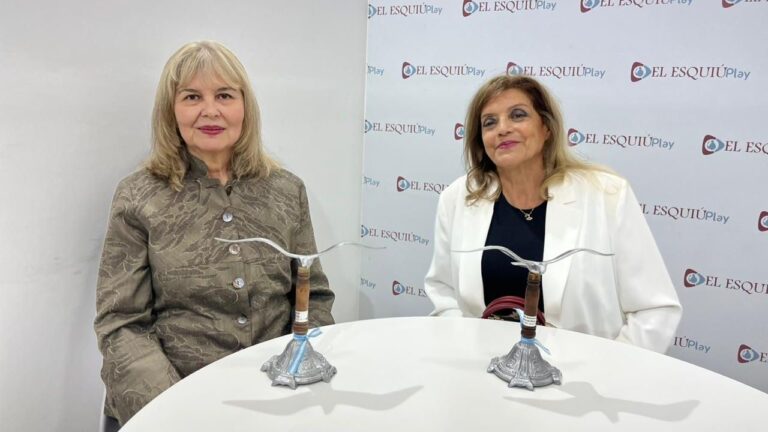 María Cristina Rosales y Blanca Nieva durante la ceremonia de entrega de la Gaviota de Plata en el CATA, Catamarca.