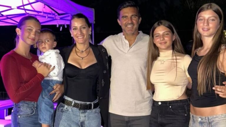 Allegra Cubero en su fiesta de 15 junto a Mica Viciconte
