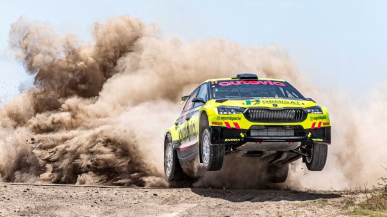 Vehículo de rally compitiendo en los caminos de tierra de Traslasierra, durante la fecha de Mina Clavero.