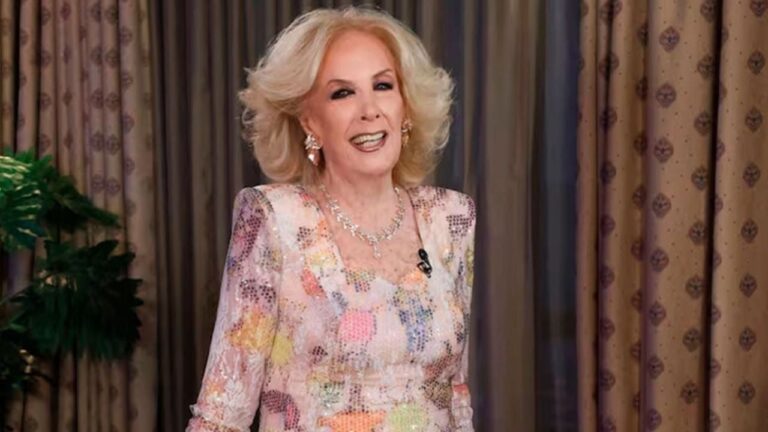 Mirtha Legrand sonriendo en la mesa de su programa de televisión.