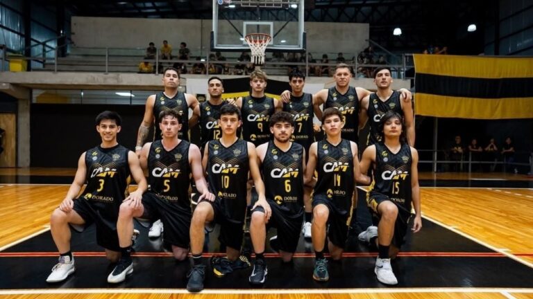Partido de básquet entre Montmartre y Mitre BB en el estadio de barrio Achachay