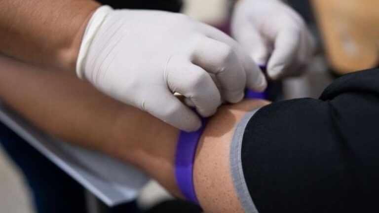 Personal de salud en consultorio, representando la atención en centros de testeo.