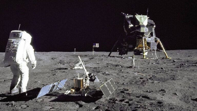 Ilustración de la nave Orion de la NASA orbitando la Luna durante la misión Artemis II.