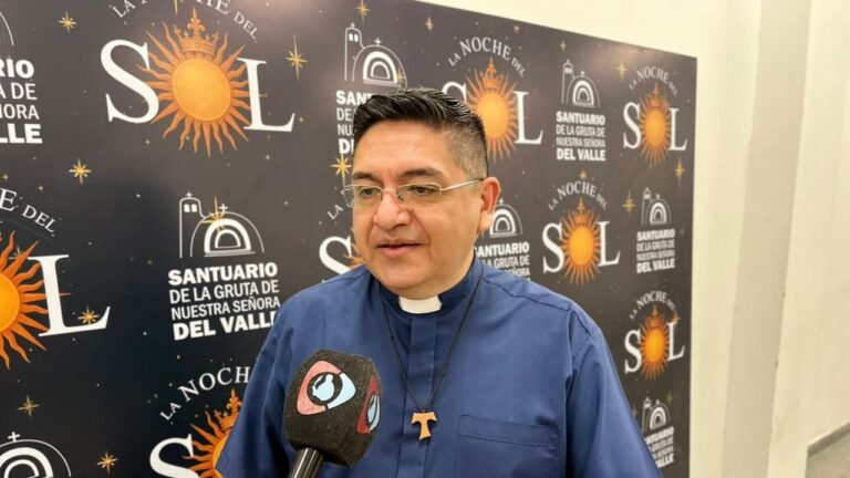 Público asistente a una edición anterior de la Noche del Sol en el Santuario de la Gruta de Nuestra Señora del Valle, Catamarca.
