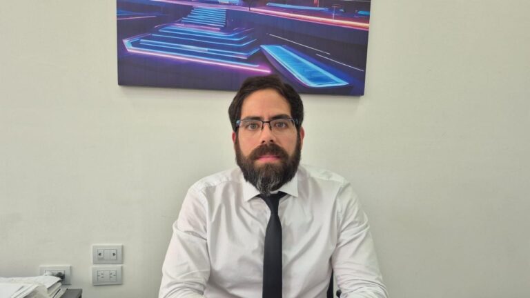 Emilio Ramaci, director del Nodo Tecnológico de Catamarca, durante una entrevista sobre las actividades del espacio.