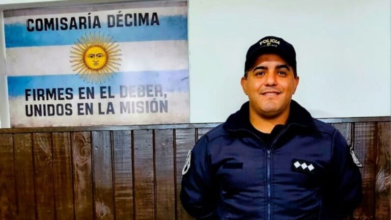 Oficial de policía sostiene a un bebé durante una intervención de emergencia en Catamarca