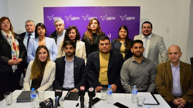 Reunión de dirigentes opositores en Catamarca presentando agenda legislativa