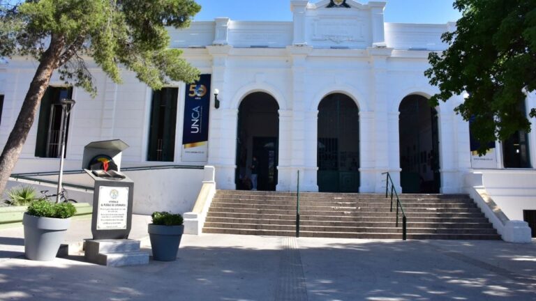 Trabajadores nodocentes de la UNCA en paro con carteles de reclamo