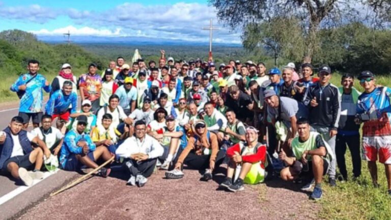 Peregrinación del Padre Pepe recibida por vecinos en El Alto, Catamarca