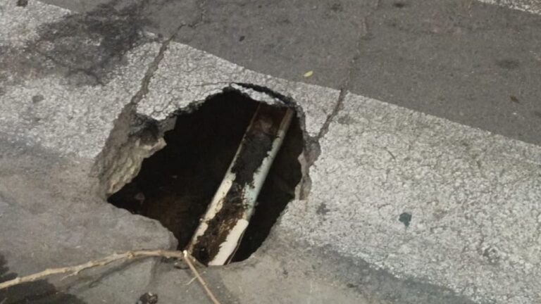 Pozo sin señalizar en intersección de avenida Alem y San Martín en Catamarca