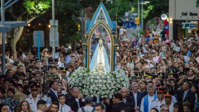Multitud de fieles acompañando la imagen de la Virgen del Valle durante la procesión en las calles de San Fernando del Valle de Catamarca.
