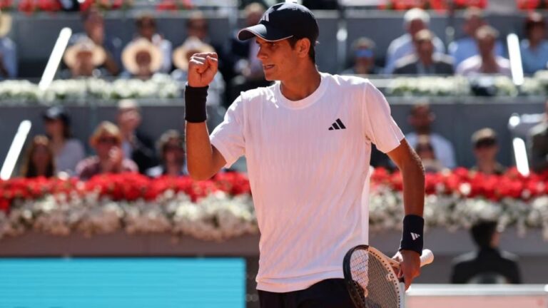 Rafael Jódar celebrando un punto durante un partido de tenis