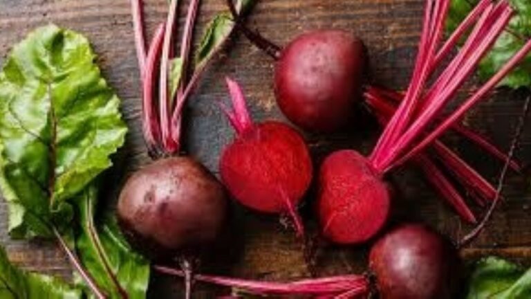 Remolachas frescas con sus hojas verdes, listas para su consumo.