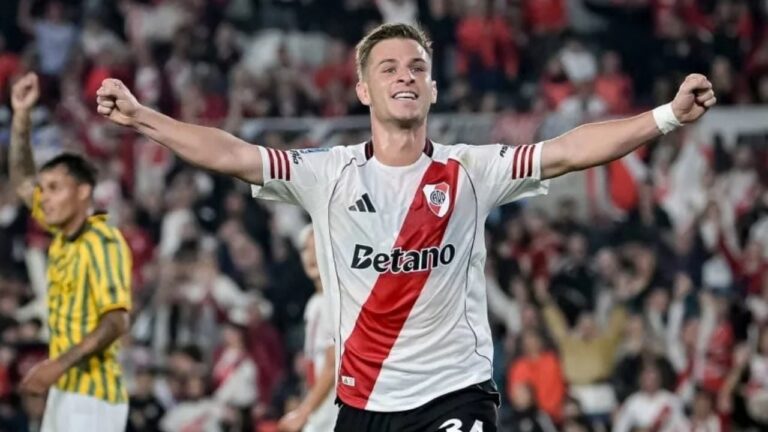 Jugadores de River Plate celebrando un gol ante Aldosivi en el Monumental