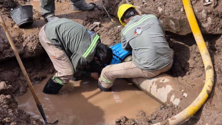 Trabajos de reparación de cañería de agua en Catamarca