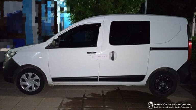 Camioneta Renault Kangoo blanca secuestrada en operativo policial en El Portezuelo, Catamarca