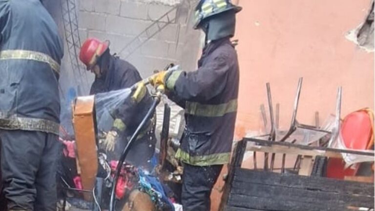Bomberos trabajando en el incendio de una vivienda en el norte de la Capital