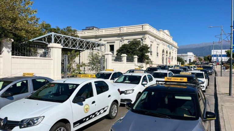 Protesta de taxistas y remiseros frente al municipio de Catamarca