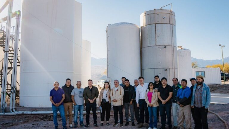 Gobernador Raúl Jalil recorre mostera durante la vendimia en Tinogasta, Catamarca