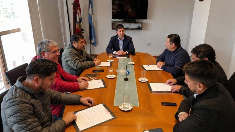 Firma de convenios de transporte estudiantil entre el ministro Lucas Póliche e intendentes del interior de Catamarca