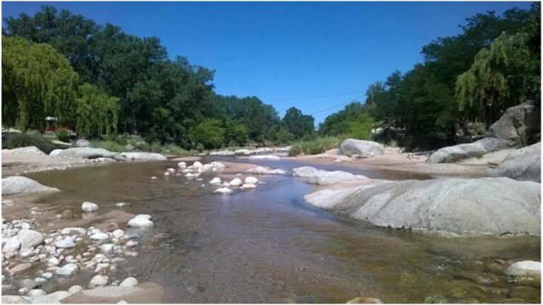 Cuerpo de agua en balneario Los Remansos, Valle de Traslasierra, Córdoba